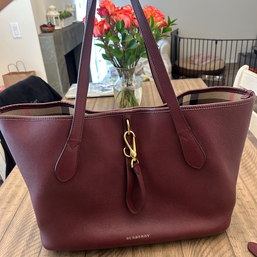 Versatile tote bag can be worn in two styles. Comes with wallet and wristlet - Picture 2 of 16